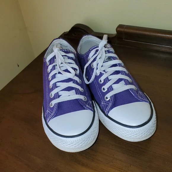 Converse Chuck Taylor Purple Shoes Sneakers Sz 7 - Picture 1 of 6